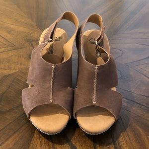 NWOT ❤️ CLARKS Nubuck Soft Cushion Wedge Sandals Sz 9M Brown